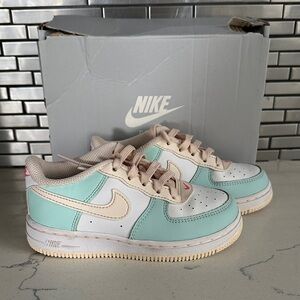Nike Kids Sneakers in Mint and Beige